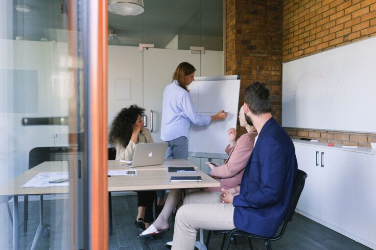 Reconversion professionnelle : comment les entreprises peuvent former leurs talents internes en 2026